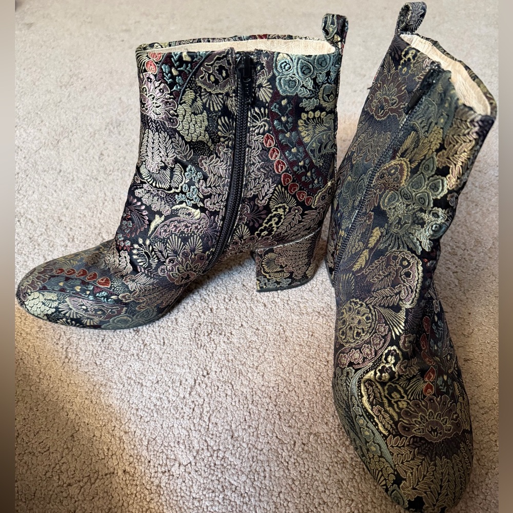 Chic Paisley Ankle Boots Giani Bini